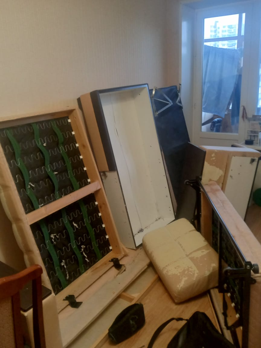разобранный диван
