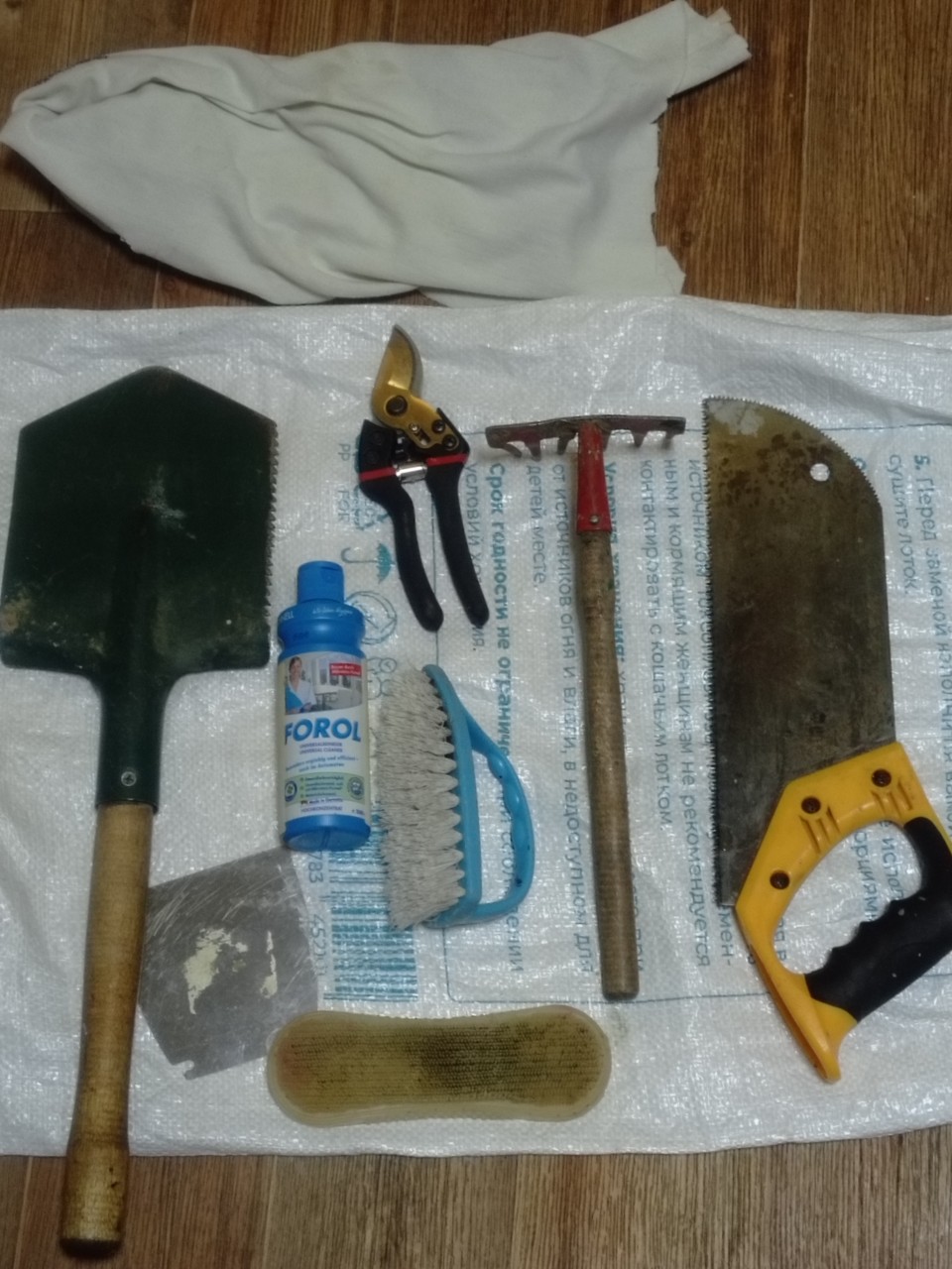 Рабочий инструмент для уборки могил