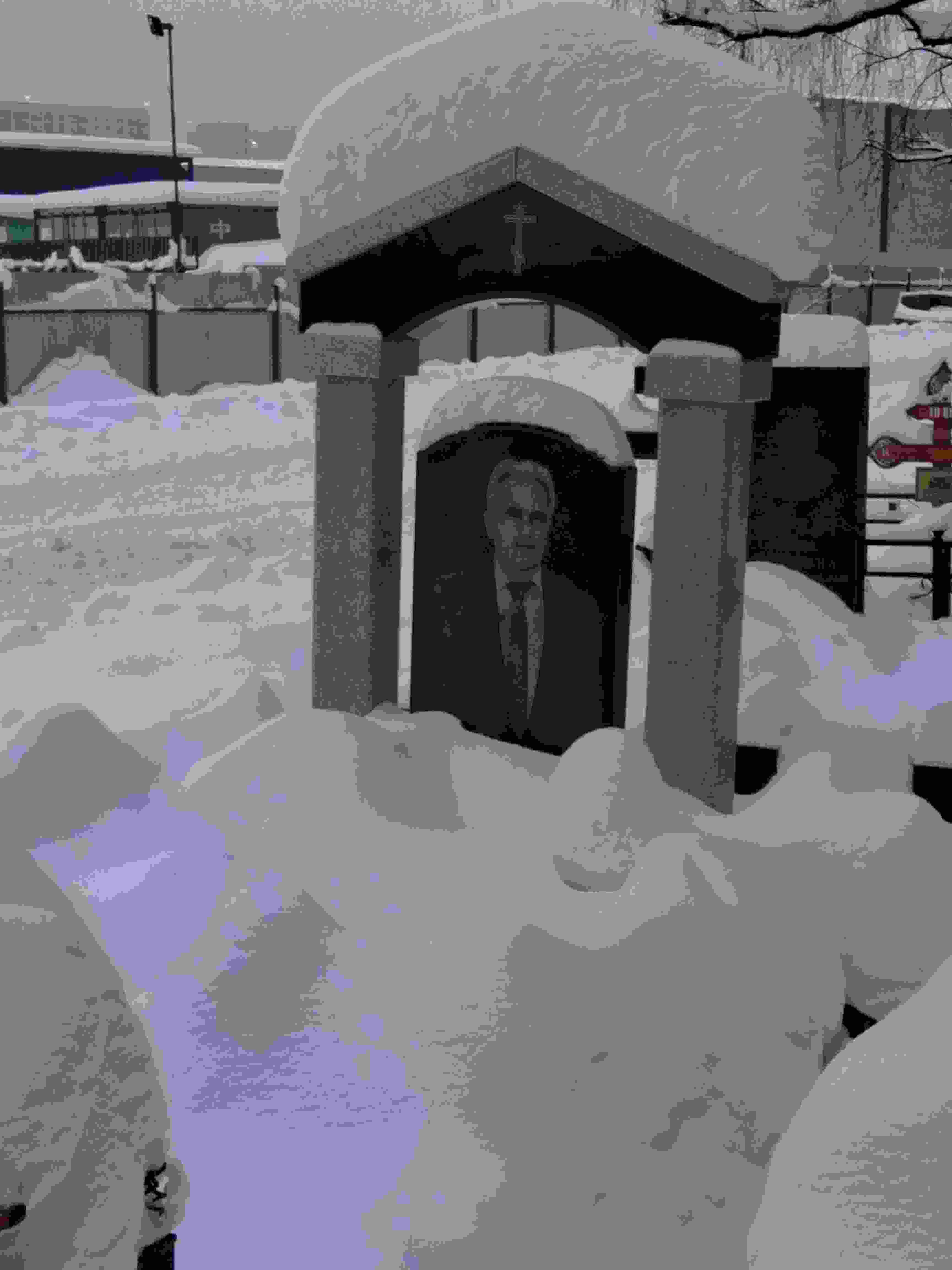 Могила до уборки: занесена снегом